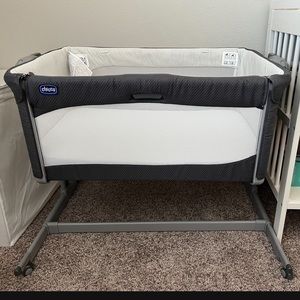 Chicco next to me crib/ bassinet / Like new